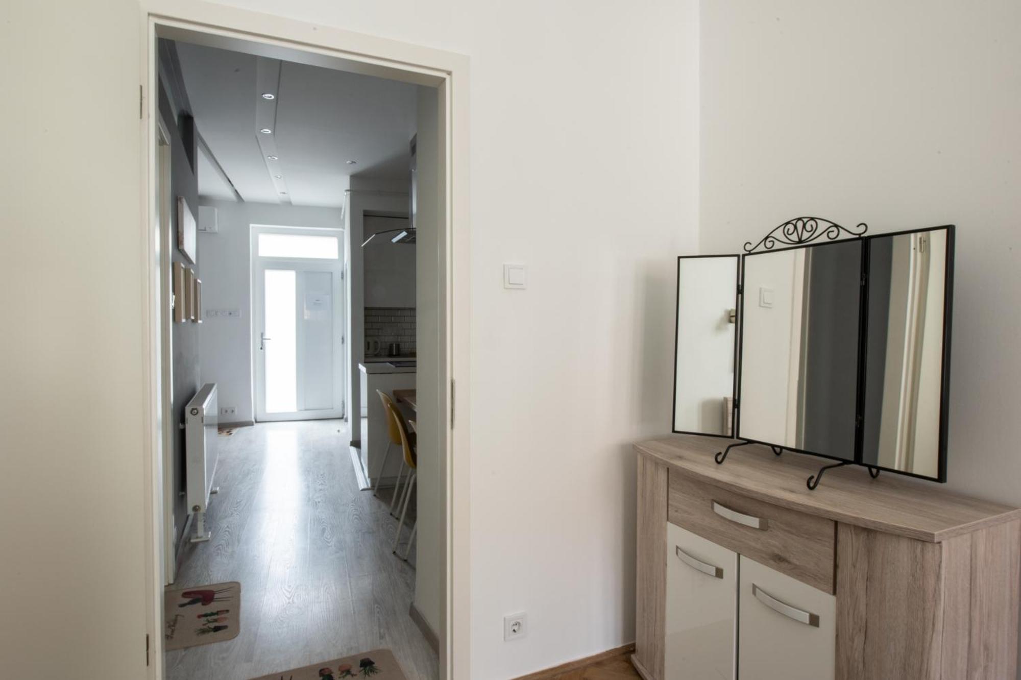 Modern Downtown Retreat At Akacfa 36 * Budapesta