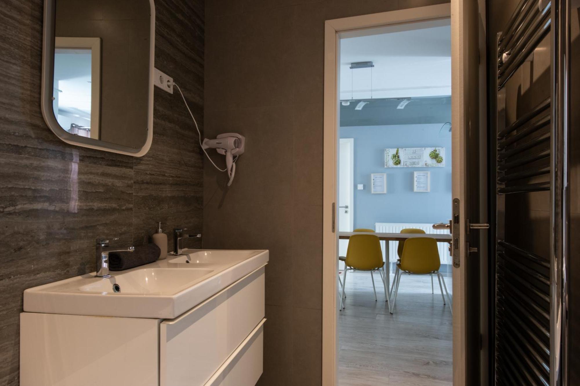 Modern Downtown Retreat At Akacfa 36 דירה בודפשט